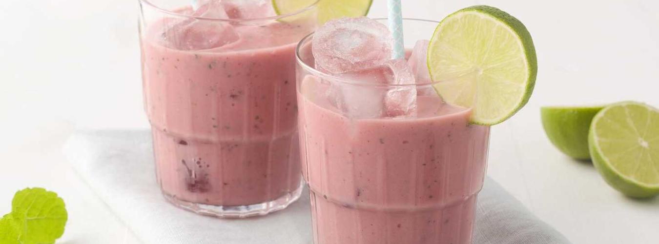 Frisse Peachy-Aardbei smoothie met munt en limoen