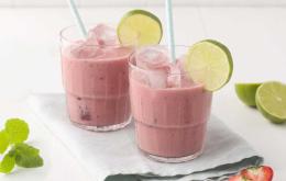 Frisse Peachy-Aardbei smoothie met munt en limoen